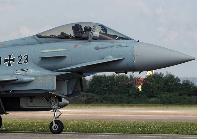 Німеччина перекинула винищувачі ближче до кордонів Росії Німеччина перекинула винищувачі ближче до кордонів Росії